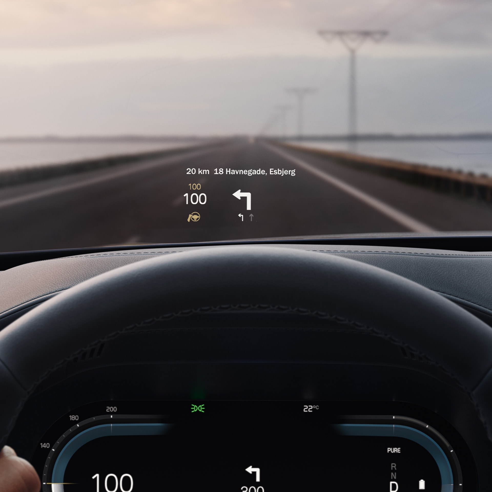 在沃尔沃车内，HUD平视显示系统可在挡风玻璃上显示行驶车速和导航信息。