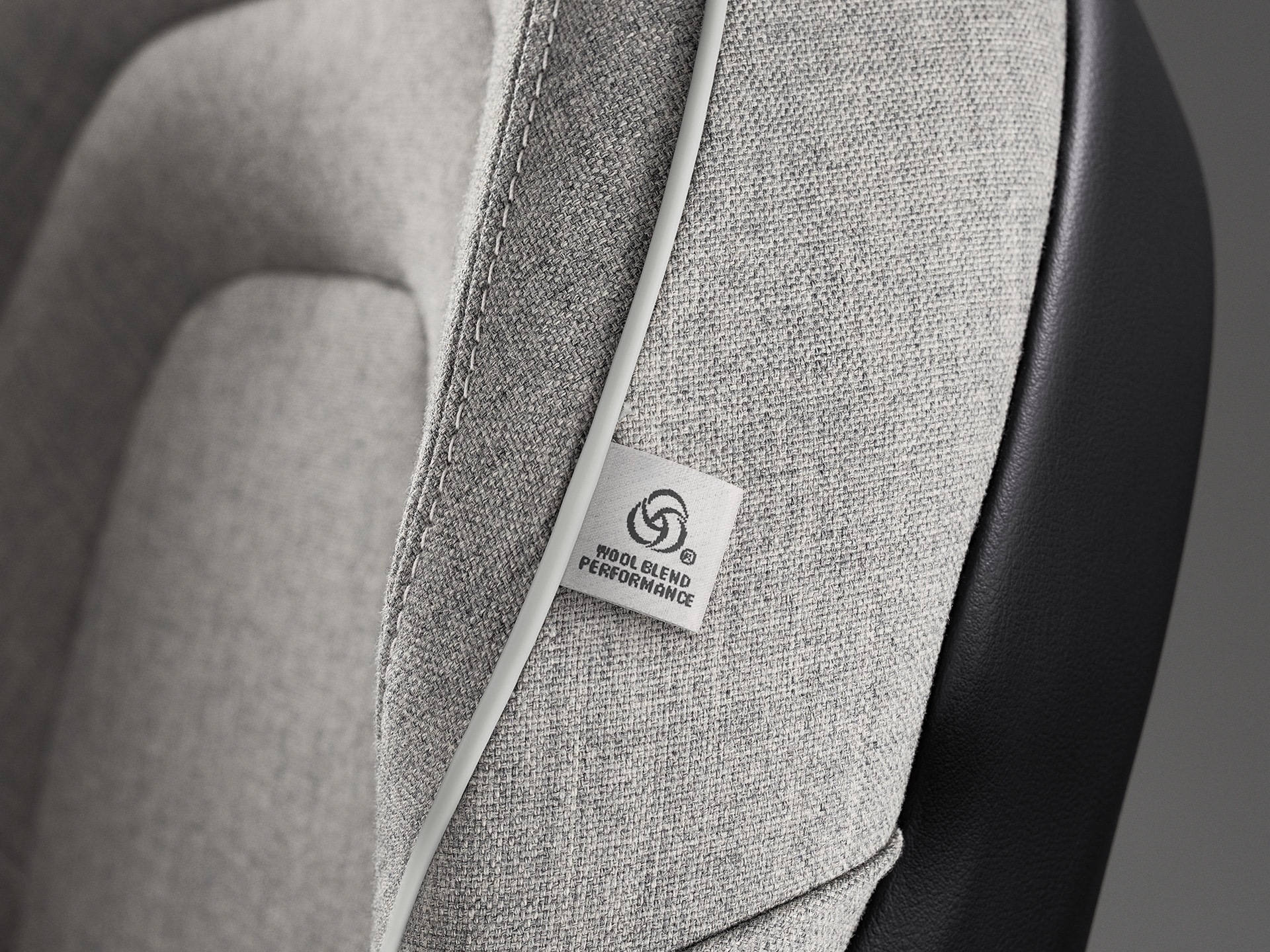 沃尔沃 XC60 RECHARGE 无皮革定制羊毛混纺座椅内饰特写。