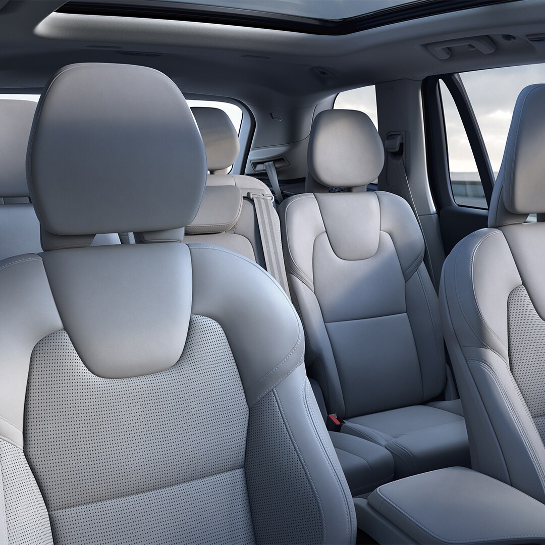 沃尔沃 XC90 SUV 驾驶舱内部豪华宽敞。