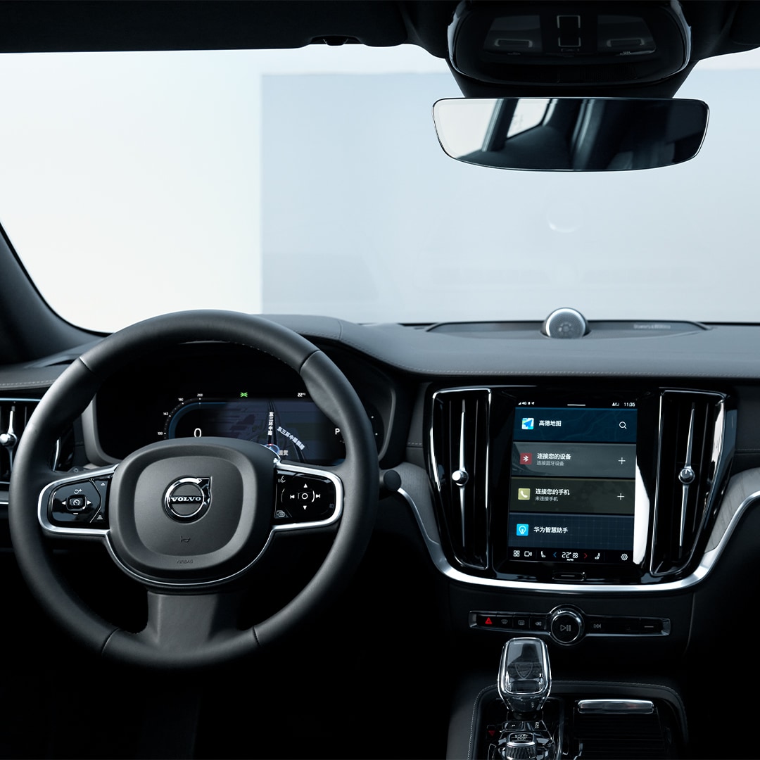 驾驶员视角下沃尔沃 S60 RECHARGE 的方向盘、仪盘表、出风口和信息娱乐触摸屏。