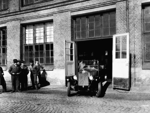 1927年，第一辆沃尔沃汽车出厂。