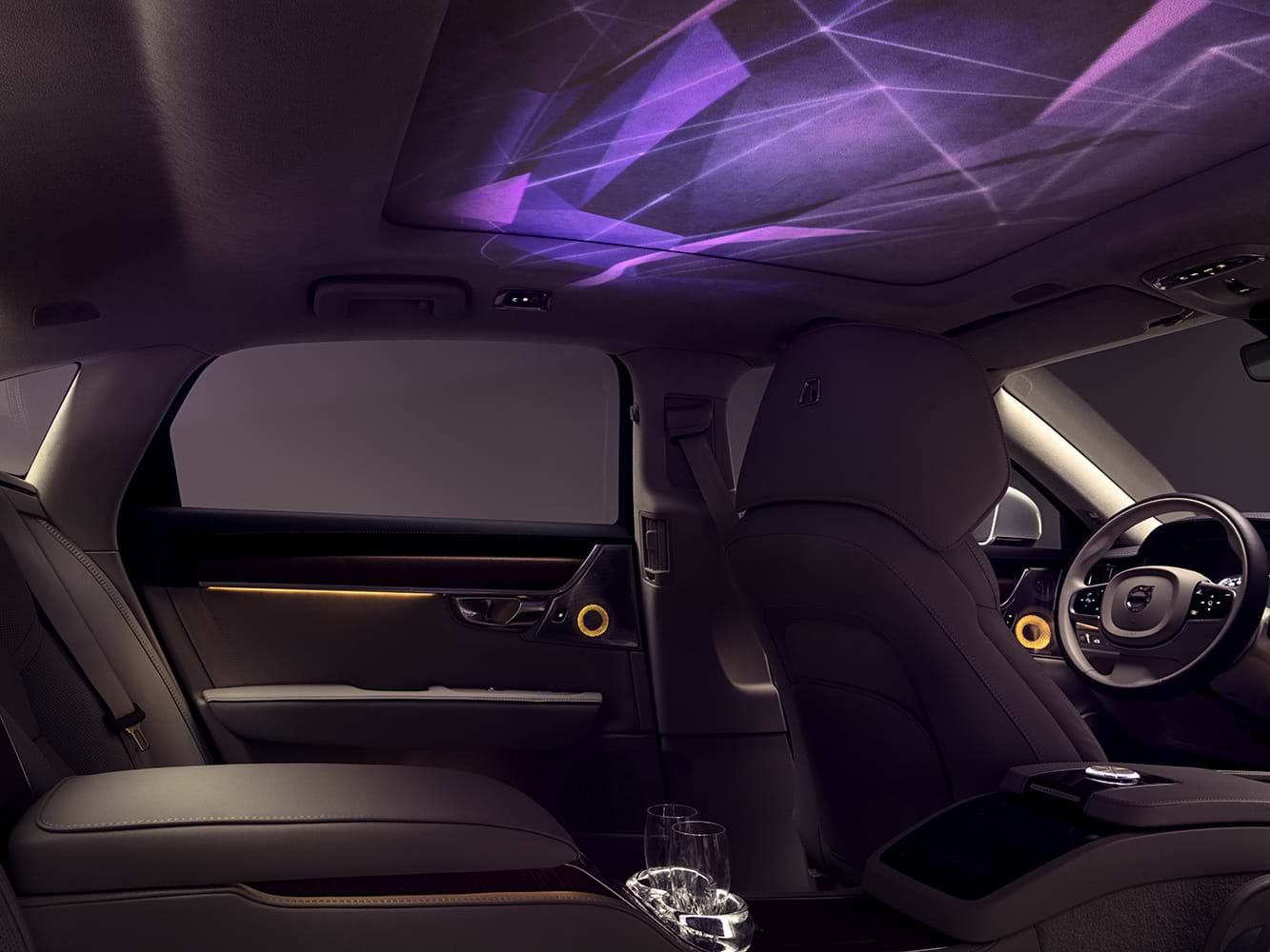 沃尔沃内氛围灯光秀投影在内部车顶上。