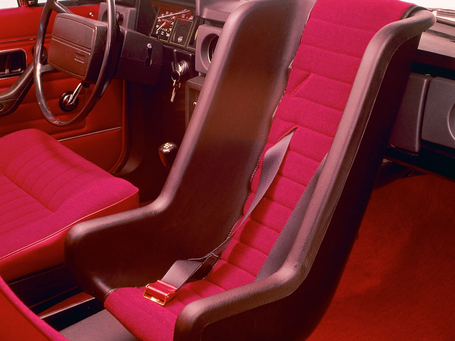 沃尔沃汽车于 1972 年推出后向儿童座椅。