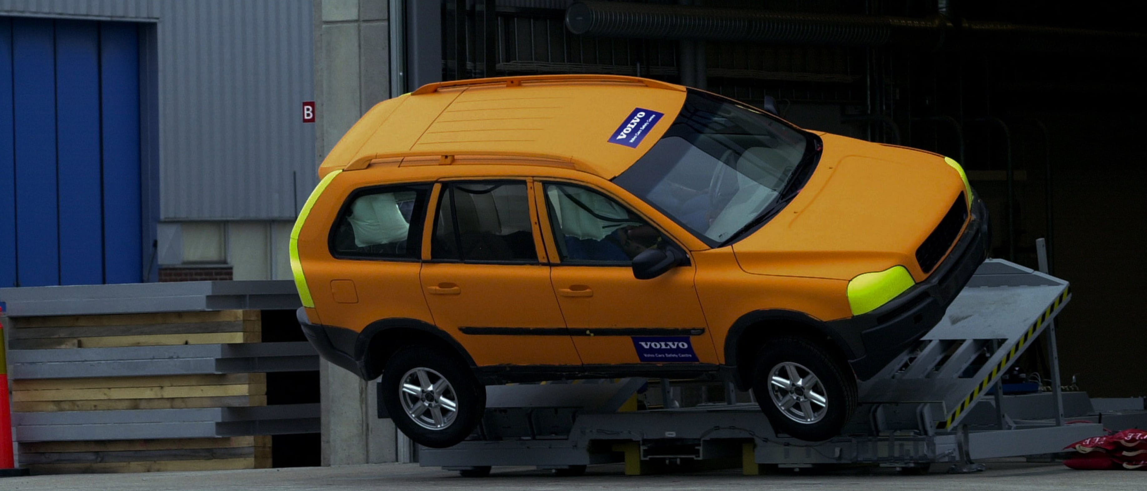 一辆沃尔沃 SUV 经受翻车测试，以此检测车辆电子稳定控制系统和车身结构的安全性。