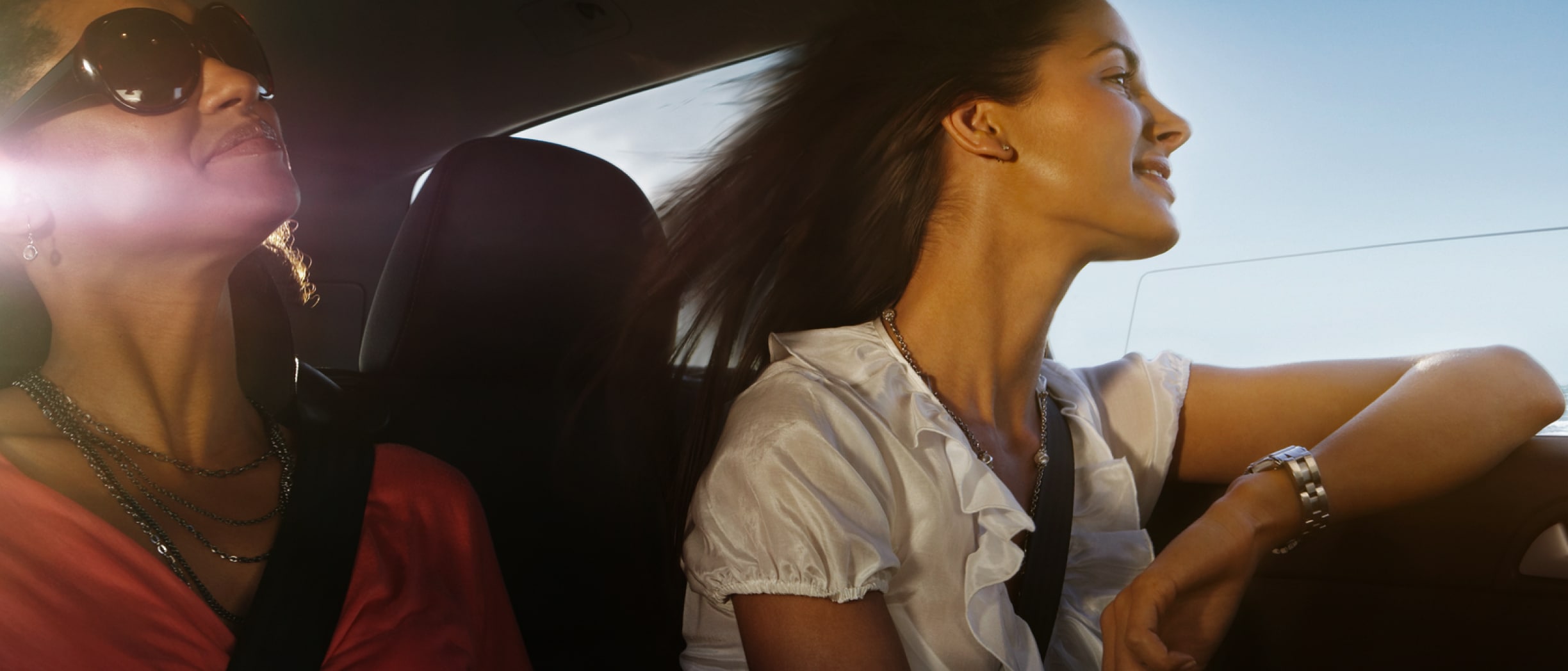 两名女性在车内享受驾驶乐趣