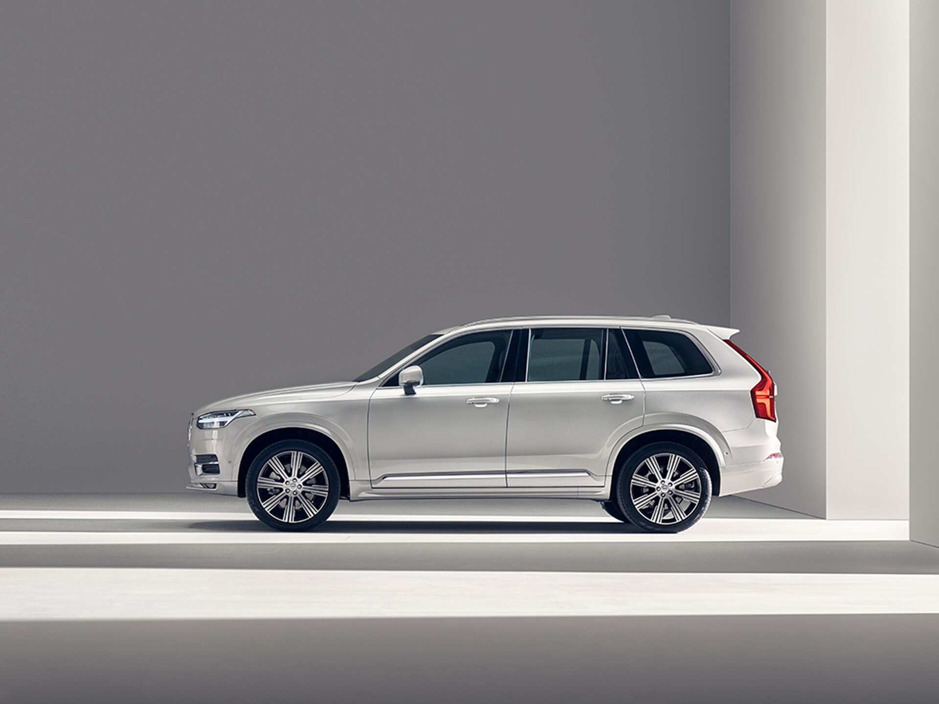 A white Volvo SUV XC90 Recharge standing still