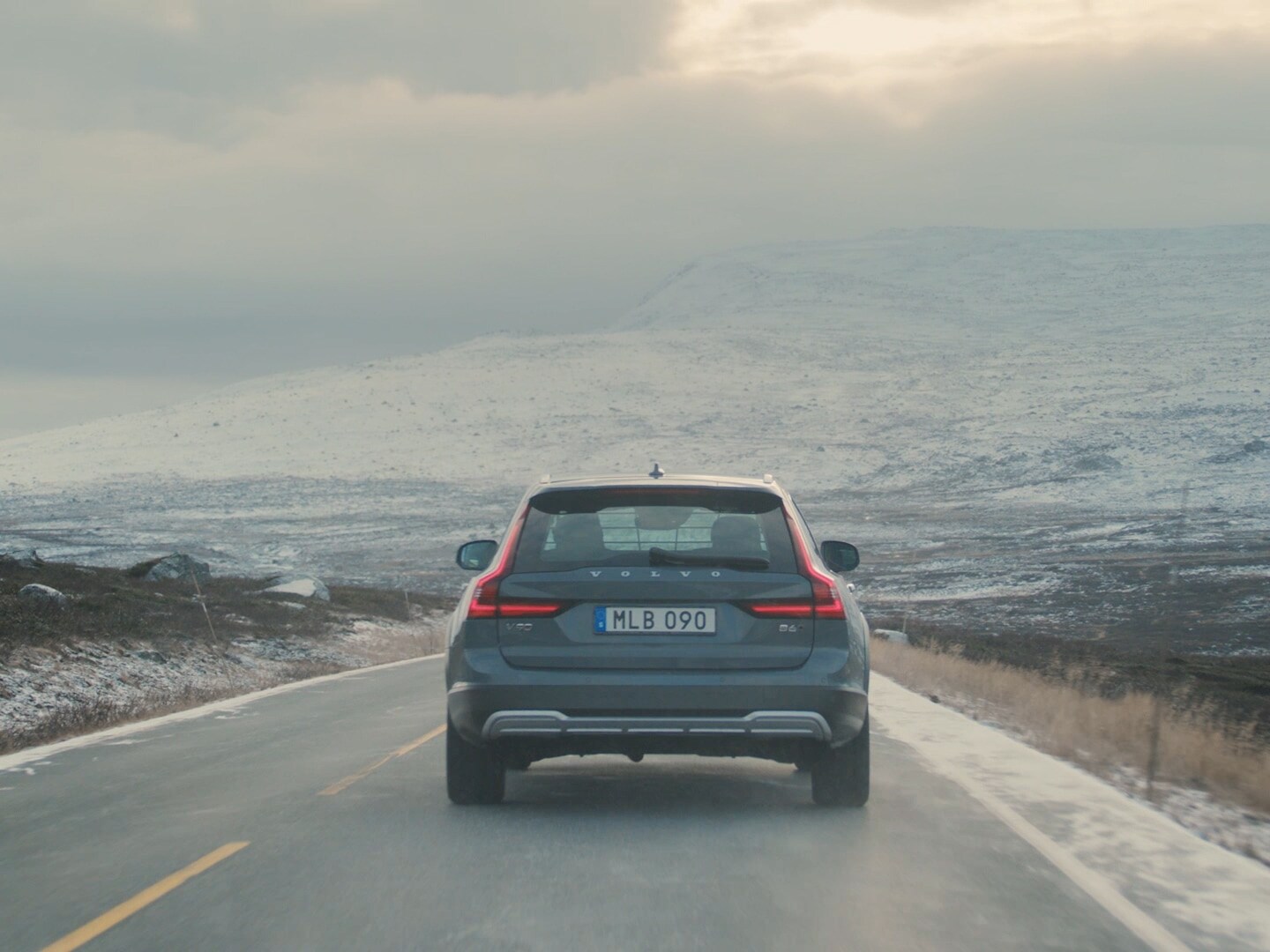 A grey V90 Cross Country on the road