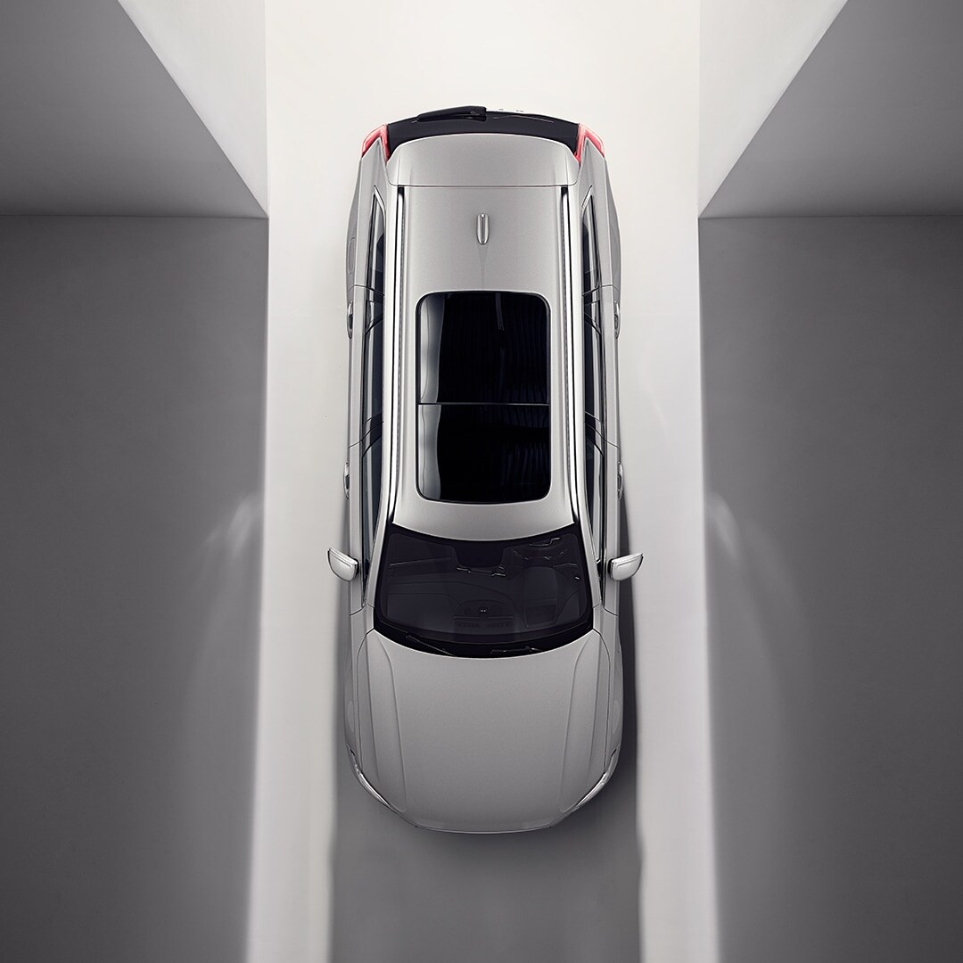 沃尔沃XC90开放倾斜式全景天窗俯视图。