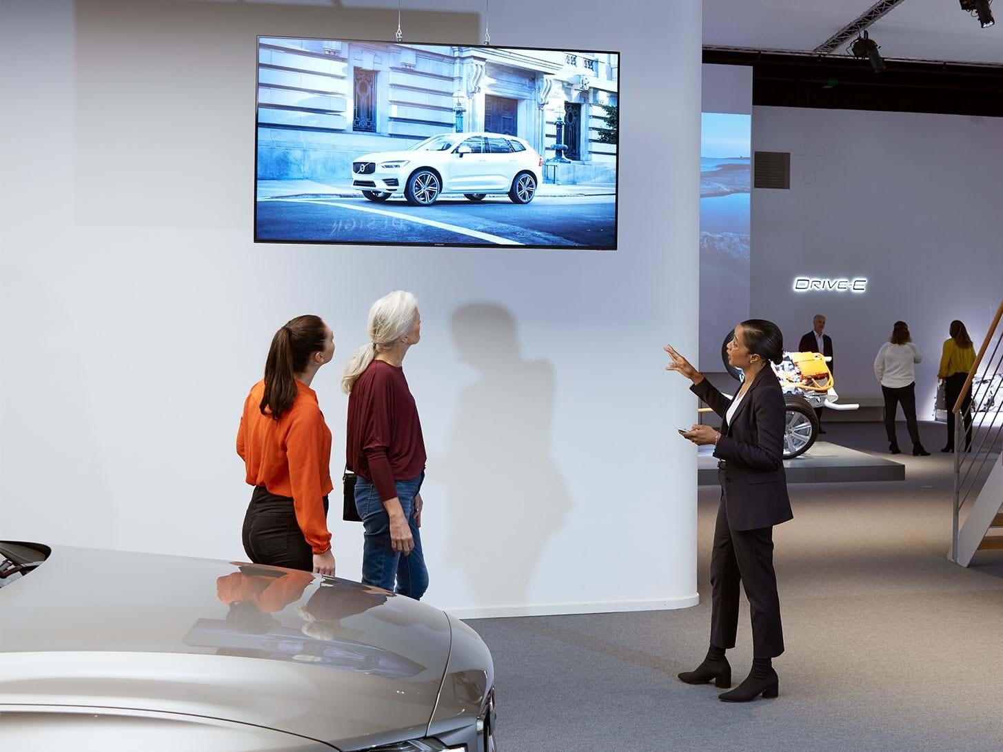 人们注视着沃尔沃汽车品牌体验中心展馆内的大屏幕。